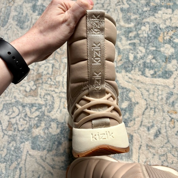 KIZIK Women's Juno Mid Boot in Doeskin Tan Hands Free Shoe Snow Boots Size US 8 - Picture 11 of 12